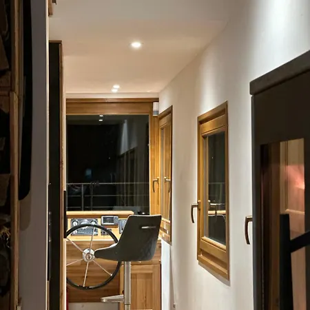 Luxury Houseboat, Castle