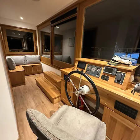 Luxury Houseboat, Castle