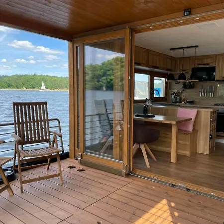 Botel Luxury Houseboat, Castle *