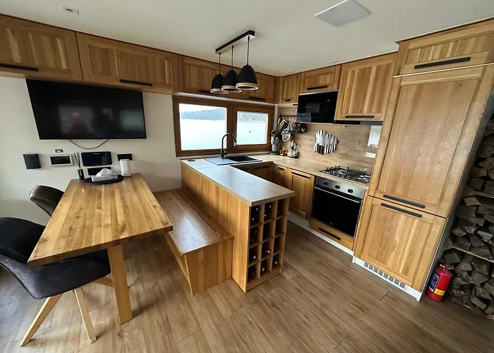 Luxury Houseboat, Castle Hotel en barco