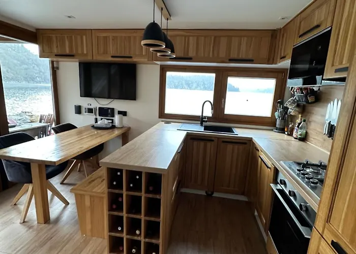 Luxury Houseboat, Castle Hotel en barco Orlík