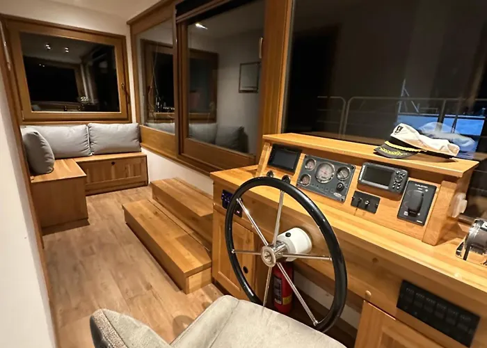 Luxury Houseboat, Castle