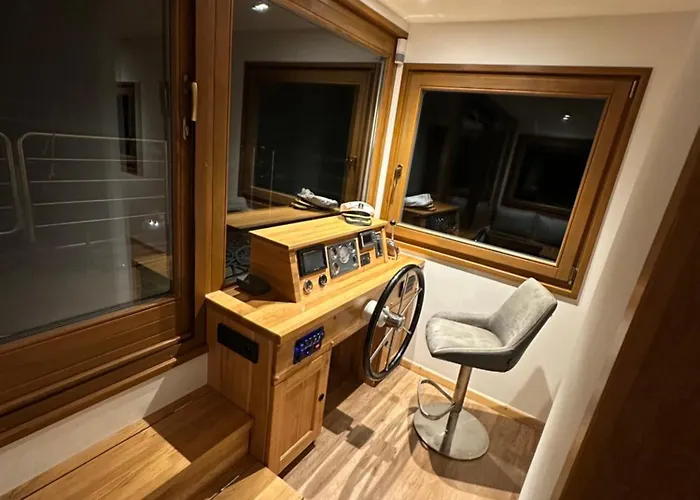 Luxury Houseboat, Castle Orlík