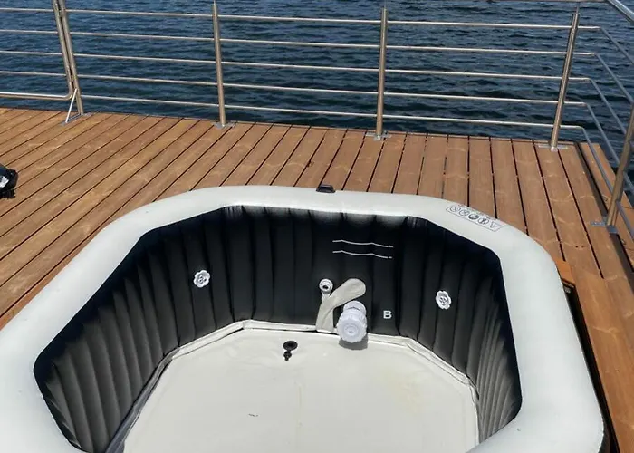 Luxury Houseboat, Castle