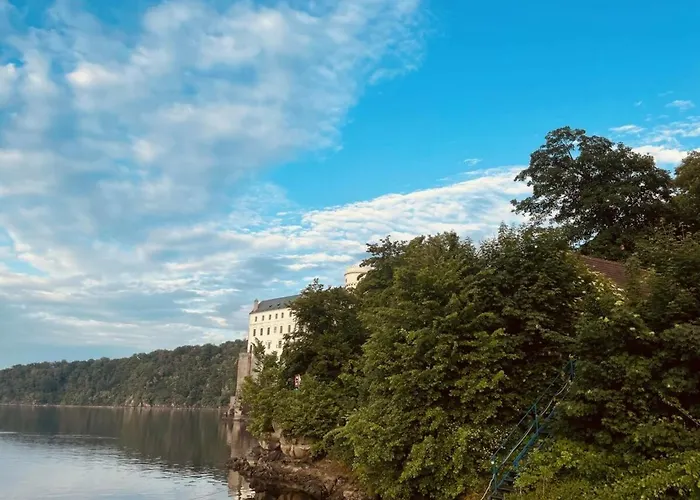 Luxury Houseboat, Castle