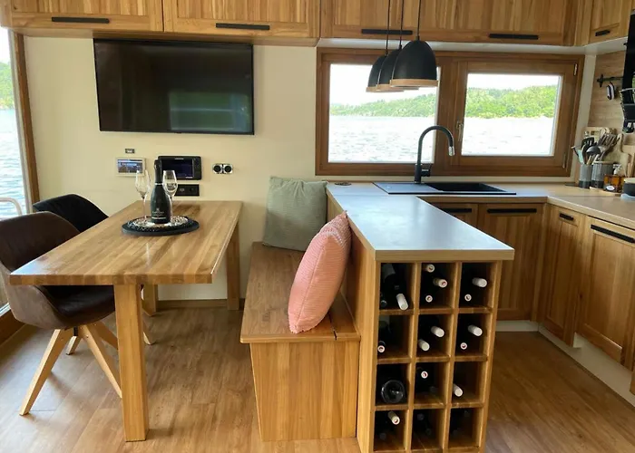 Luxury Houseboat, Castle Orlík