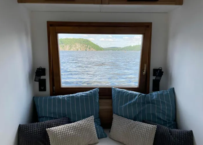 Luxury Houseboat, Castle Orlík