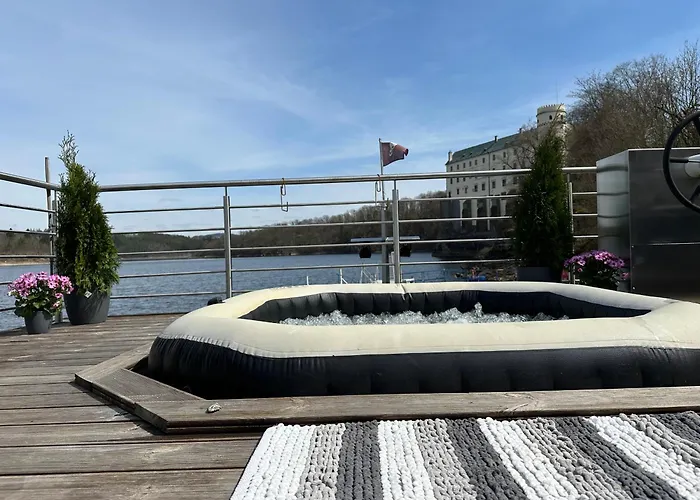 Luxury Houseboat, Castle Hotel en barco